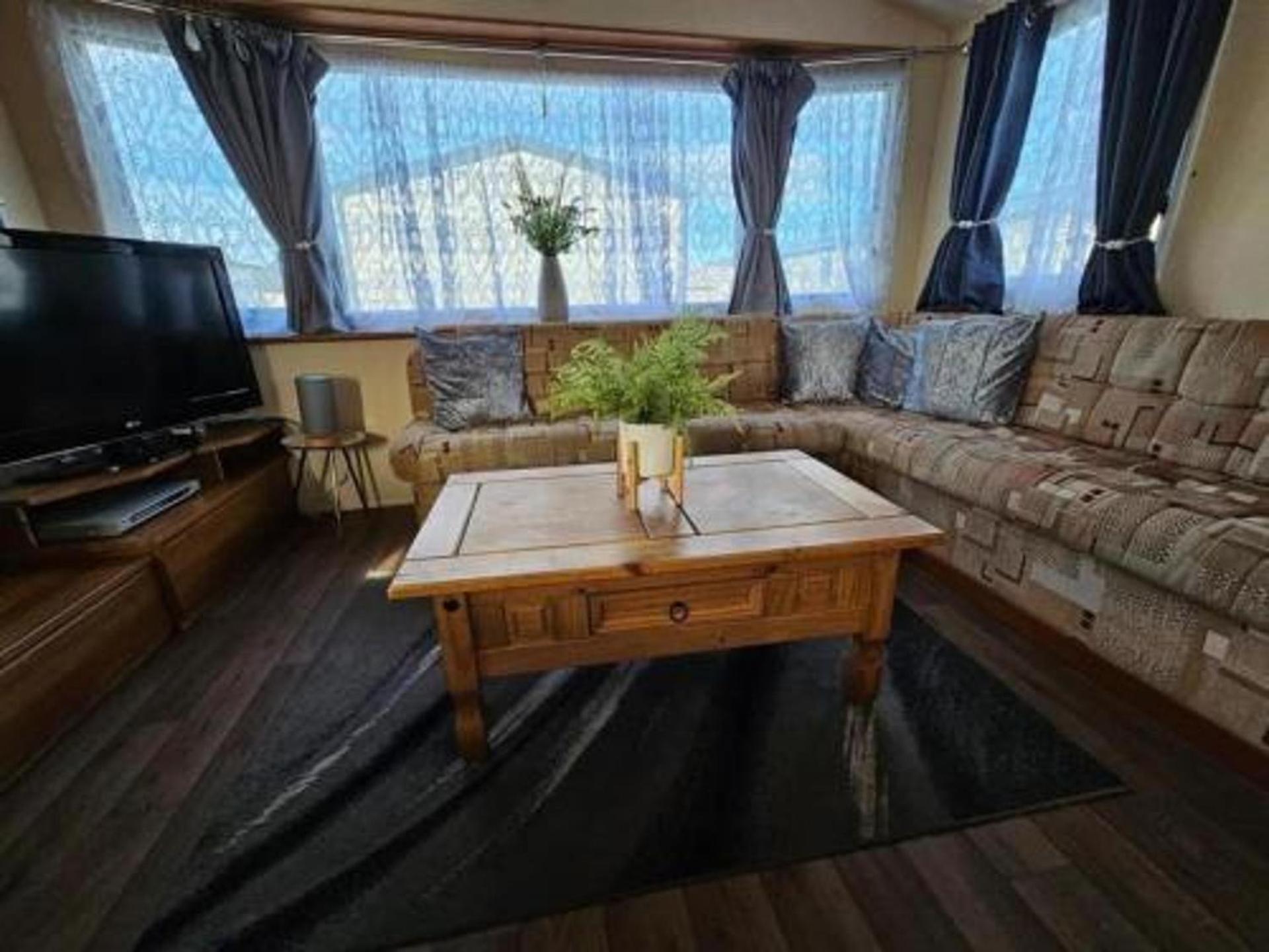 Lovely 3 Bed With Balcony And Ramp Rhyl Exterior photo