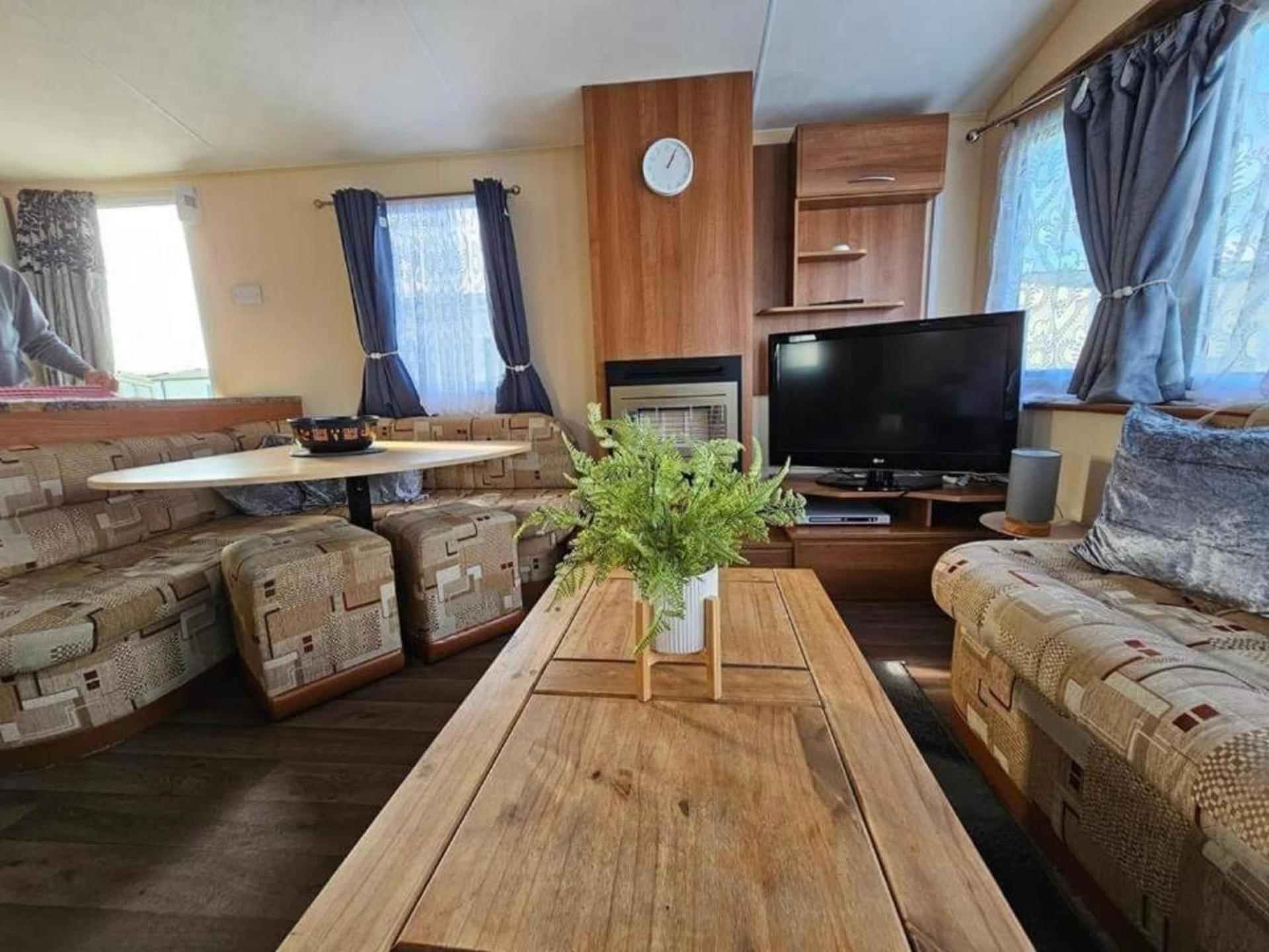 Lovely 3 Bed With Balcony And Ramp Rhyl Exterior photo